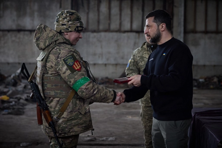 Zelensky Makes Surprise Visit to Bakhmut Area Frontlines