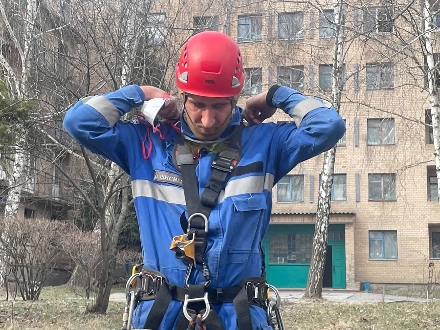 Елітні рятувальники намагаються віднайти живих під руїнам будинку, атакованого безпілотниками в Київській області