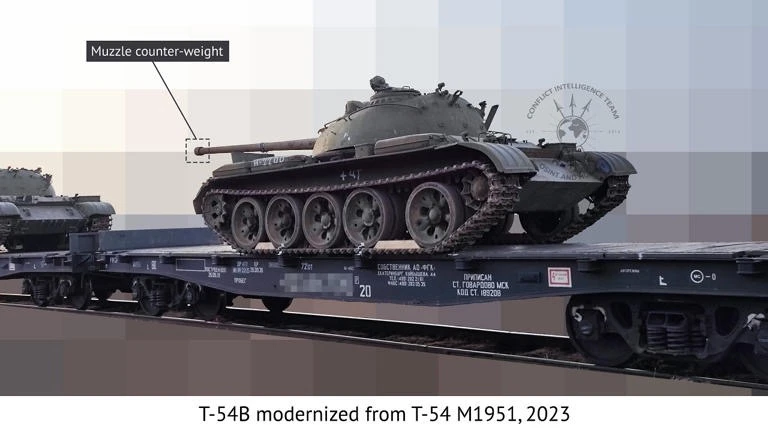 «Труни на гусеницях»: помічені танки музейного віку, які перевозять з ремонтної бази в Росії
