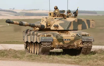 Українські бійці у Британії закінчили навчання на танках Challenger 2