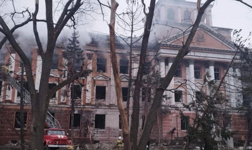 One Dead and 23 Injured After Russian Missile Hits Residential Building in Mykolaiv