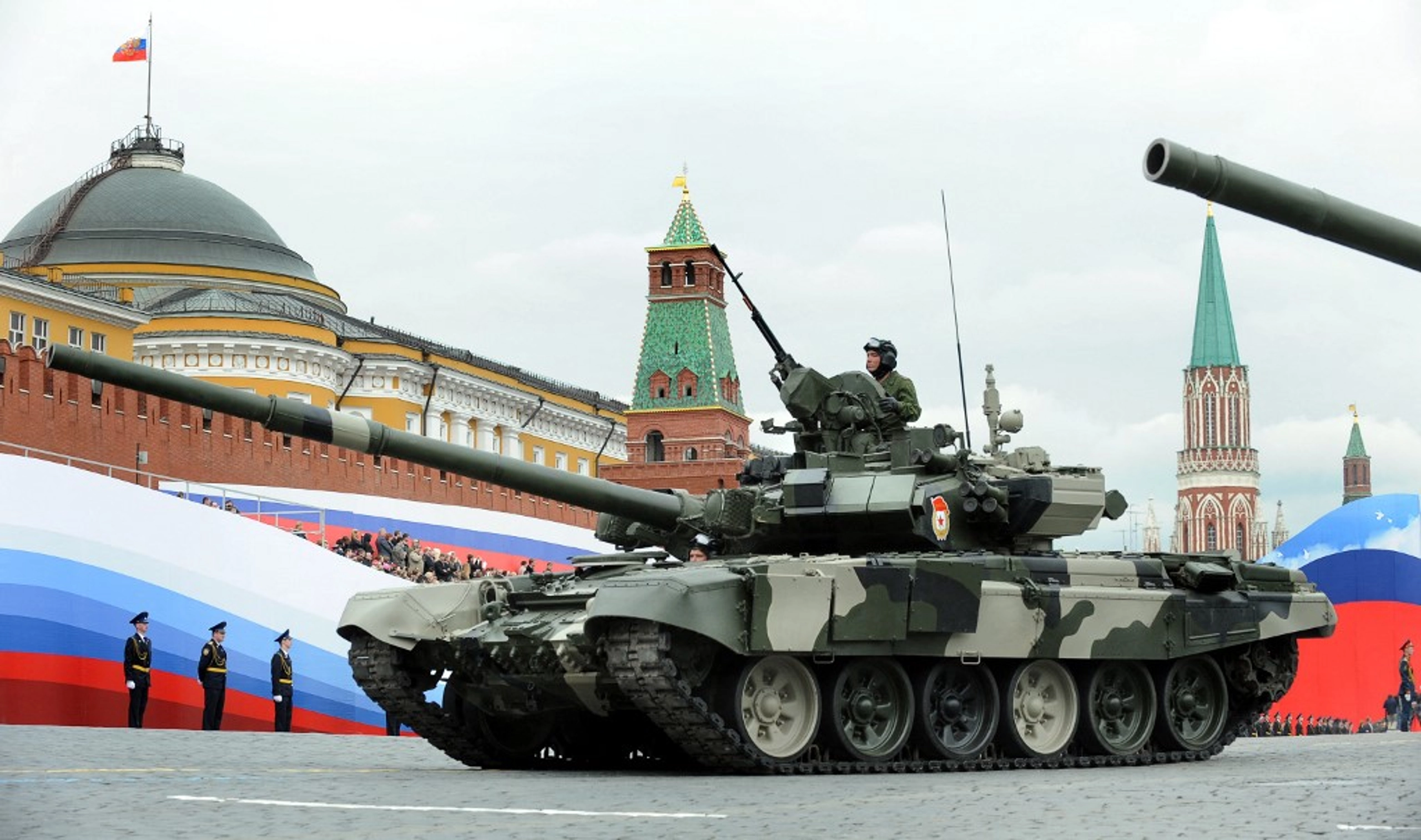 Guerrillas Claim Russian Army Shifts Dozens of Cutting-Edge, Costly T-90 Tanks to St. Petersburg