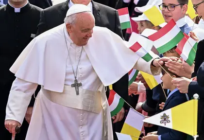 Pope Warns Against Indifference, Meets Refugees in Orban’s Hungary