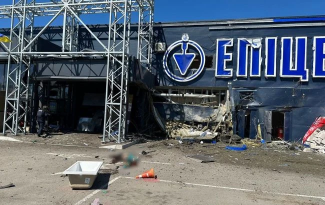 Війська РФ вдарили по гіпермаркету у Херсоні: є жертви та постраждалі