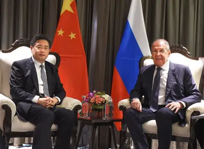 Глава МЗС Китаю: Пекін має намір координуватися з РФ для "врегулювання" війни в Україні