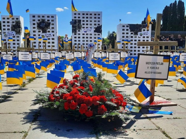Посол РФ у Польщі вимушено вшанував загиблих українців квітами, які ніс до радянського пам’ятника