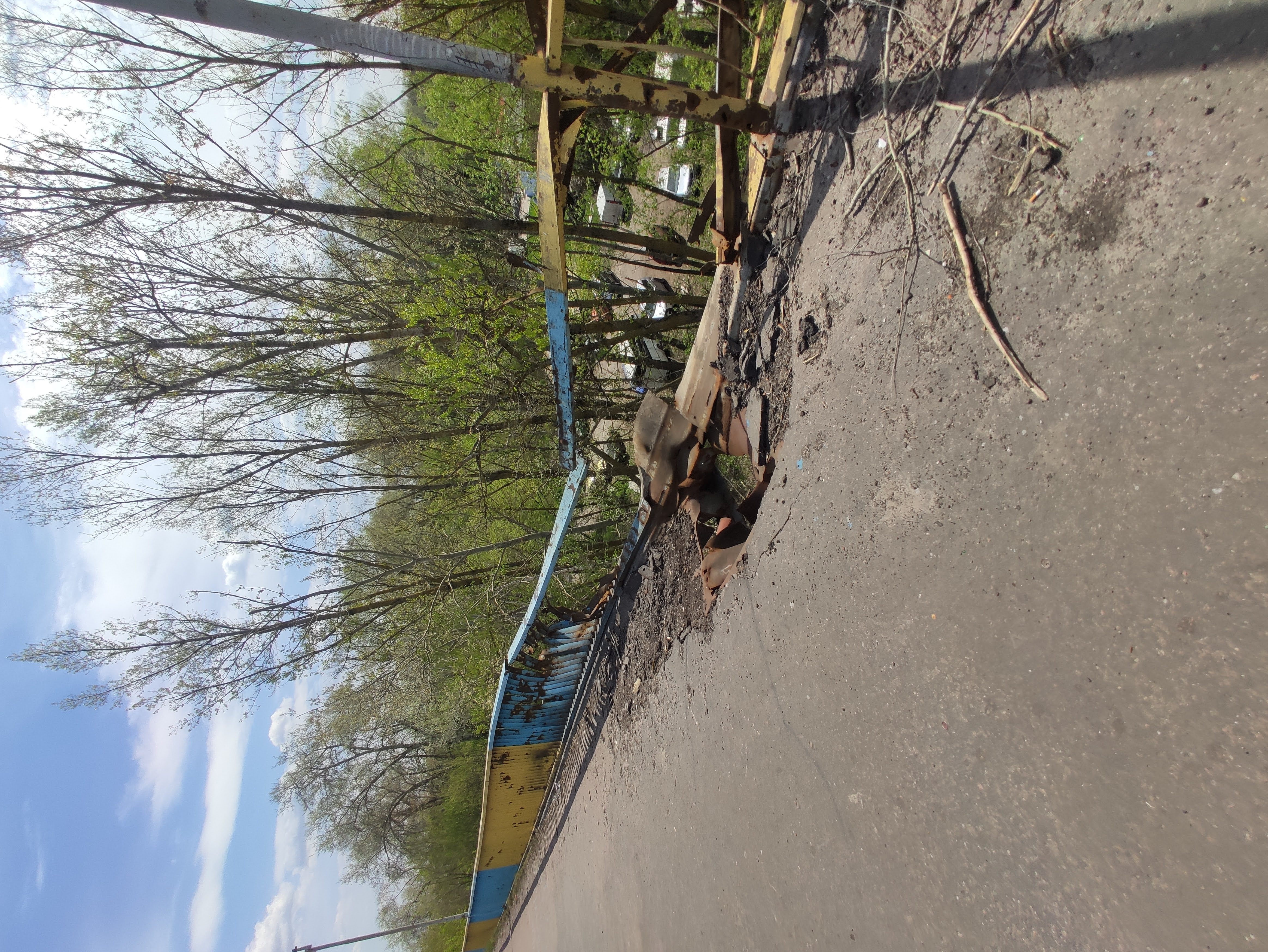 
The damaged pedestrian bridge in Chernihiv/Julia Struck
