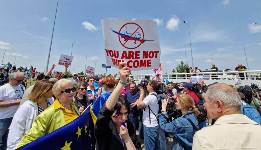 Georgians Protest First Russian Domestic Flight to Arrive After Moscow’s Rule Changes