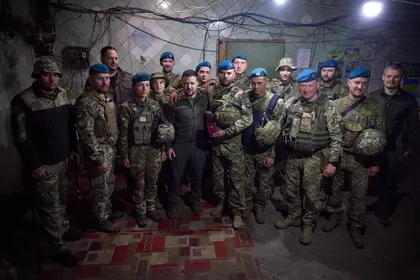 الرئيس زيلينسكي يزور خط الجبهة في دونيتسك بشرق أوكرانيا