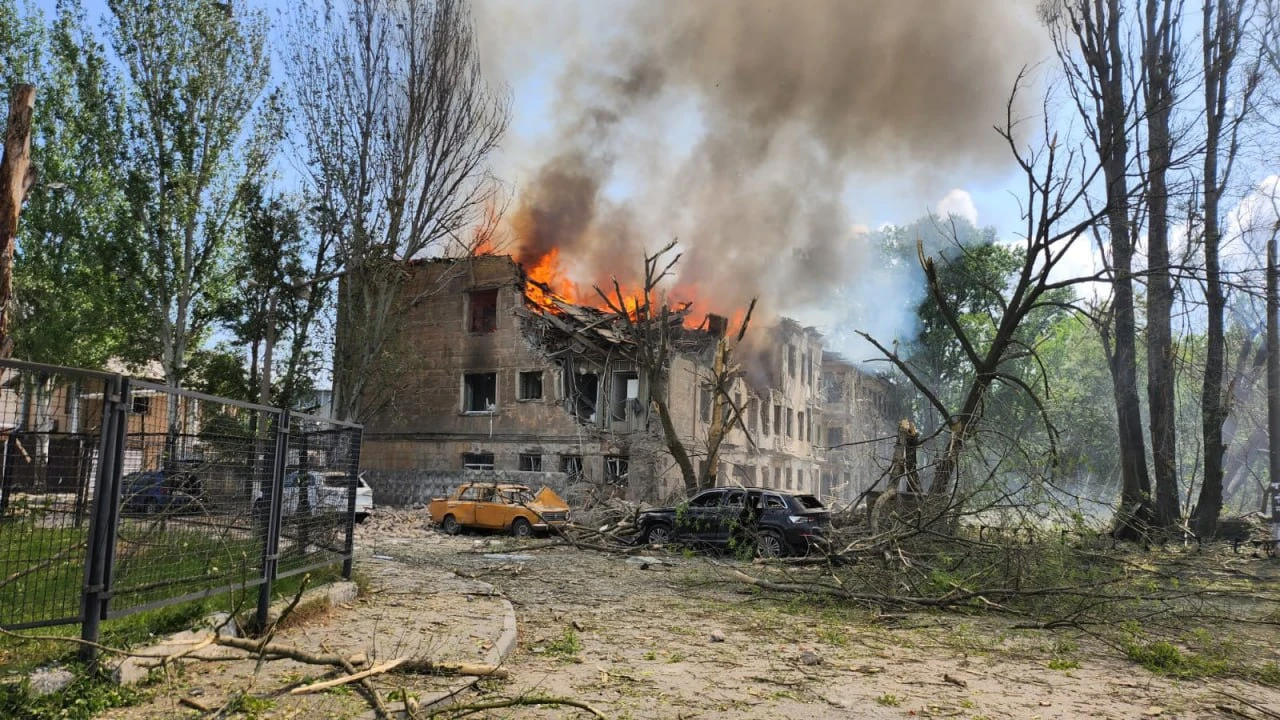صواريخ روسية تصيب عيادة في دنيبرو شرق أوكرانيا
