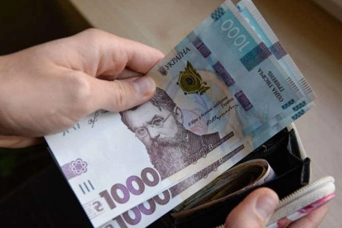 У Кабміні запропонували підняти мінімальну зарплату майже на тисячу гривень