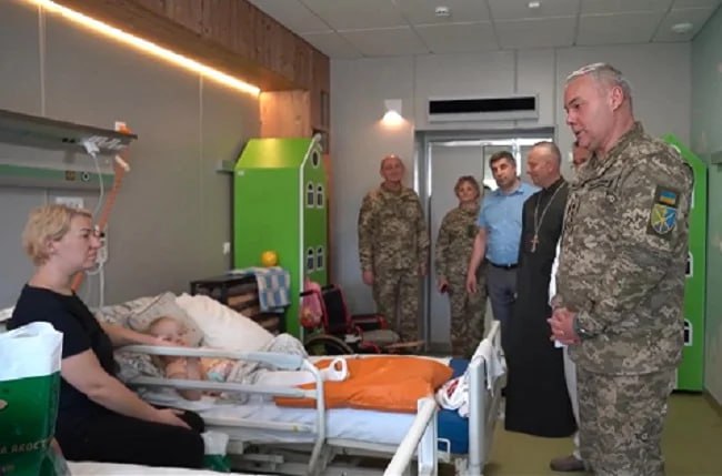 Командувач ОС ЗСУ відвідав дітей в лікарні після нічних обстрілів