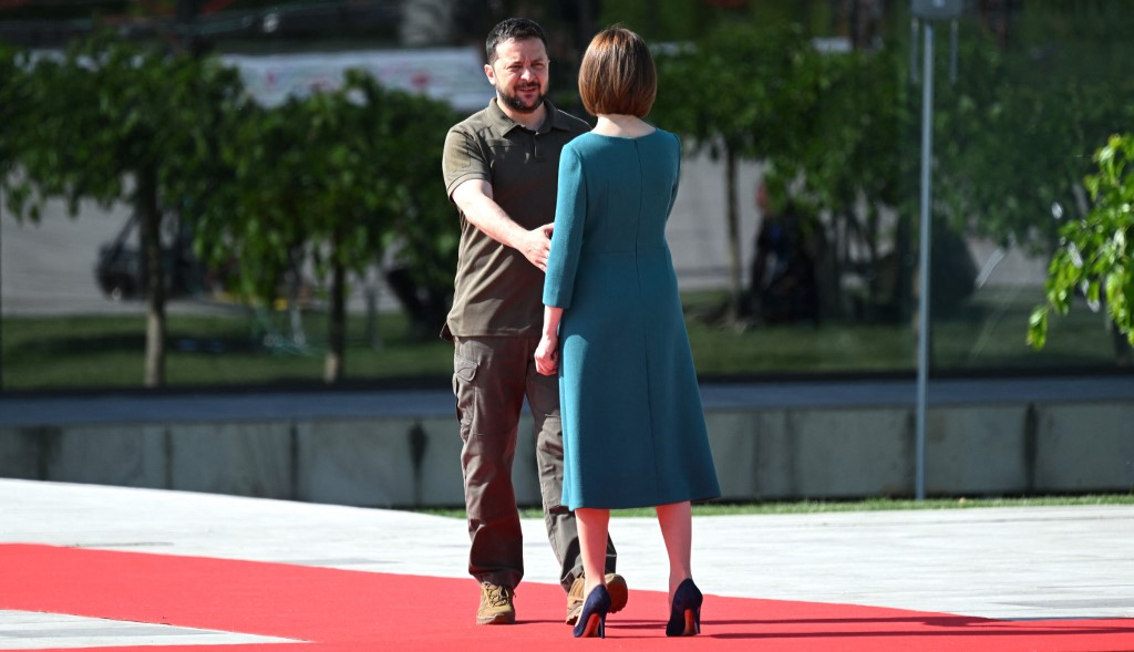 الرئيس زيلينسكي يصل قمة المجموعة السياسية الأوروبية في مولدوفا