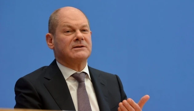 Scholz Goes Harsh on Pro-Russian Protesters Booing Him at Event