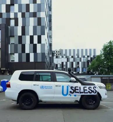 У Києві на авто ООН з’явилися протестні написи "Useless"