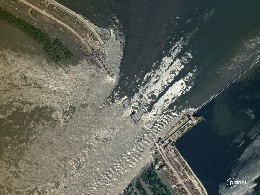 Kakhovka Dam Demolition – More Helpful Militarily to Ukraine or Russia?