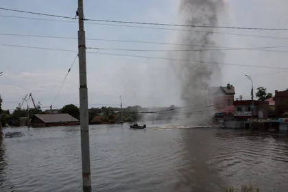 Ukrainian Flood Rescuers Risk Perilous Journeys Across Front Line