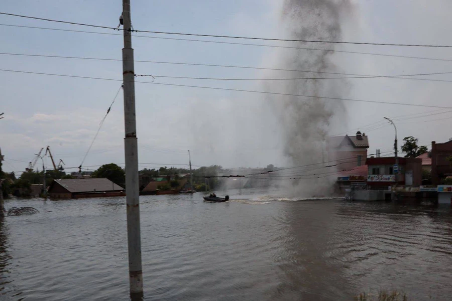 Ukrainian Flood Rescuers Risk Perilous Journeys Across Front Line