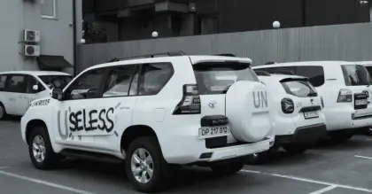 Активіста, який “прикрасив” авто ООН написом “useless”, викликають до суду