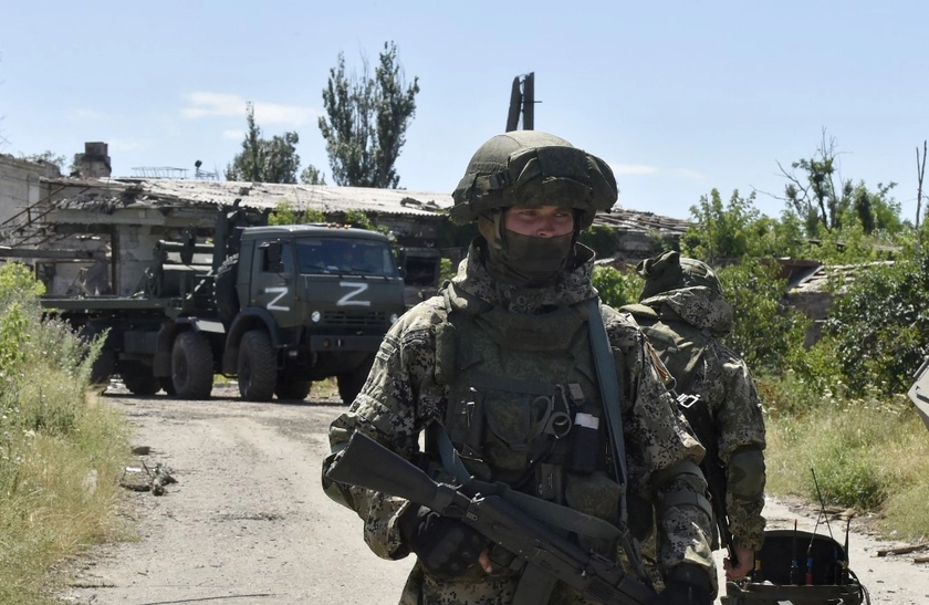 Putin Lets Commanders Jail Soldiers Over Smartphone Use on Front Line