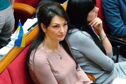Через можливі махінації помічниці: НАБУ обшукало парламентарку Марченко