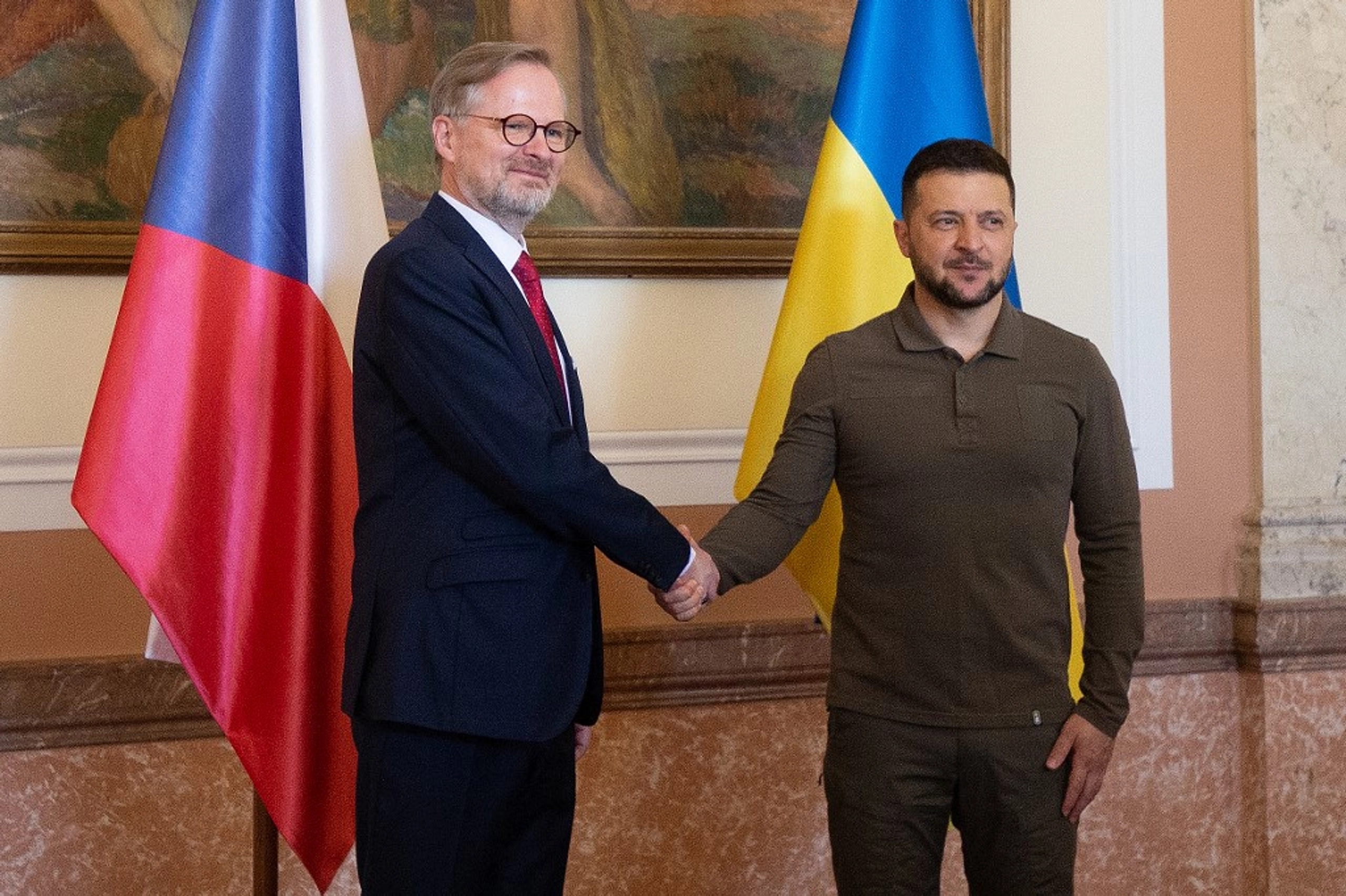 Czech Republic to Provide Ukraine with Helicopters and F-16 Simulators