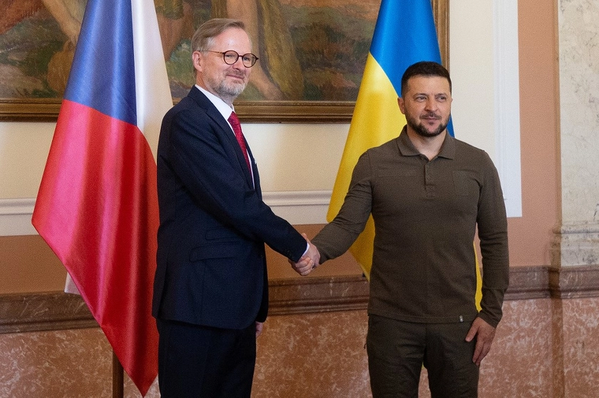 Czech Republic to Provide Ukraine with Helicopters and F-16 Simulators