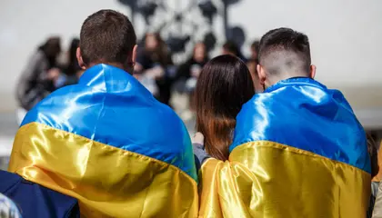 Спілкуються українською, не хочуть емігрувати та бачать майбутнє дітей в Україні: соціологи дізнались про настрої українців