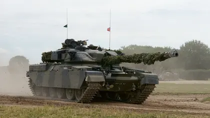 Класичний британський основний бойовий танк часів холодної війни, ймовірно, прямує до України