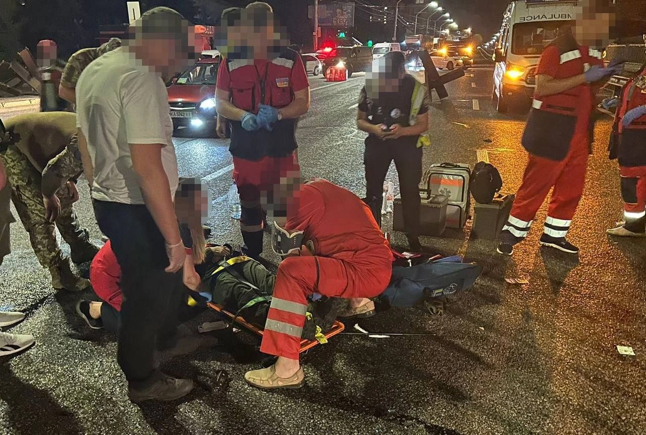 23-річний водій на блокпосту в Києві збив двох військових, один загинув