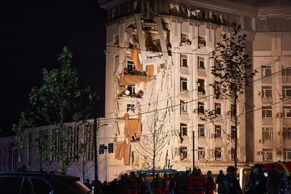 قصف روسي يصيب مبنى سكني في دنيبرو شرق أوكرانيا