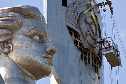 أوكرانيا تزيل شعار المطرقة والمنجل من تمثال "الوطن الأم" الضخم في كييف