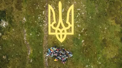 На найвищій вершині українських Карпат з'явився найбільший герб України
