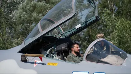 Президент Зеленський здійснив політ на симуляторі F-16 і збив віртуальний бомбардувальник на День ВПС