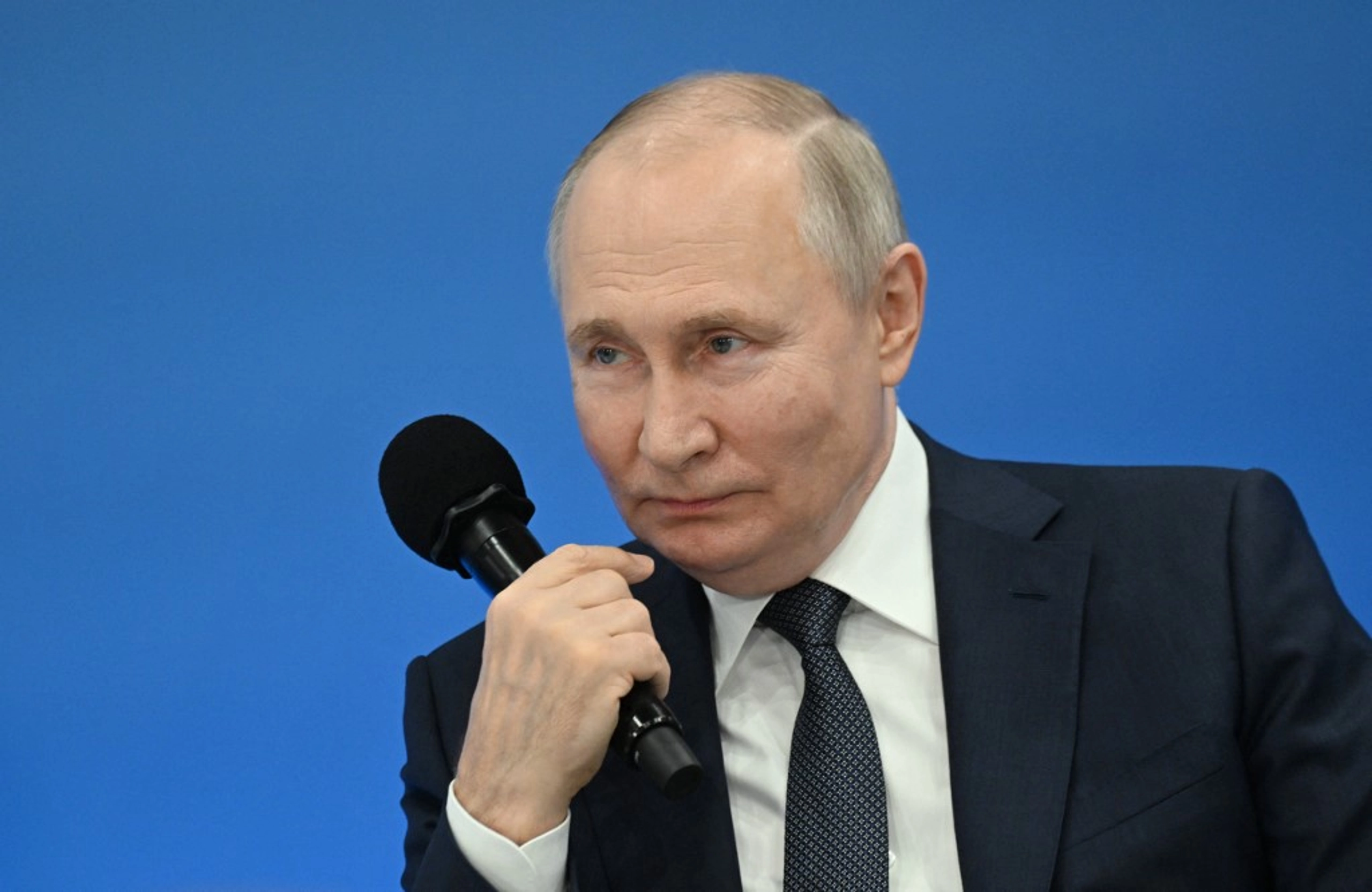 Putin Tells Schoolchildren Russia is 'Invincible' During World War II Revisionism Lessons