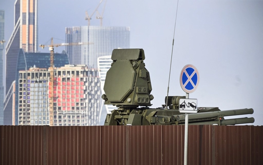 Дедалі відчайдушніша антидронова оборона росіян: шини від вантажівок і ЗРК на естакадах