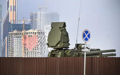 Дедалі відчайдушніша антидронова оборона росіян: шини від вантажівок і ЗРК на естакадах