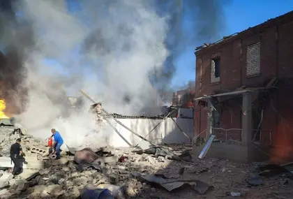 Війська РФ вдарили по будівлі поліції у Кривому Розі: є жертва, понад 30 поранених