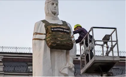Бронежилет на скульптурі київської княгині привертає увагу до захисниць