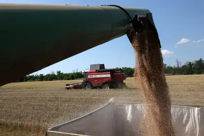 Єврокомісія зняла заборону на імпорт зерна з України, але три країни проти