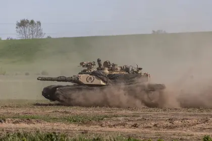 الرئيس زيلينسكي يعلن وصول دبابات "أبرامز" الأميركية إلى أوكرانيا