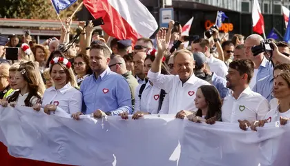 Poland Opposition Hopes for 'Breakthrough' as Anti-Govt Election Rally Draws Crowds