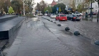 Центр Львова затоплений через прорив водогону
