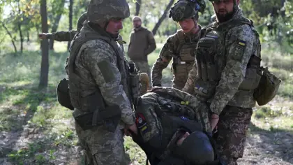 جنود أوكرانيون يتعلمون الإسعافات الأولية بالقرب من خط المواجهة