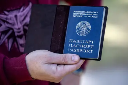 Позбавлені паспортів, білоруські вигнанці втрачають надію на повернення