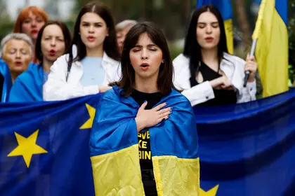 Понад три чверті українців вважають важливим вступ України до ЄС - опитування