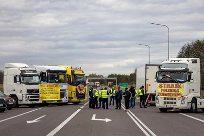 أوكرانيا تقول إن منع حركة نقل البضائع على حدود بولندا يهدد مسارات التضامن الأوروبي