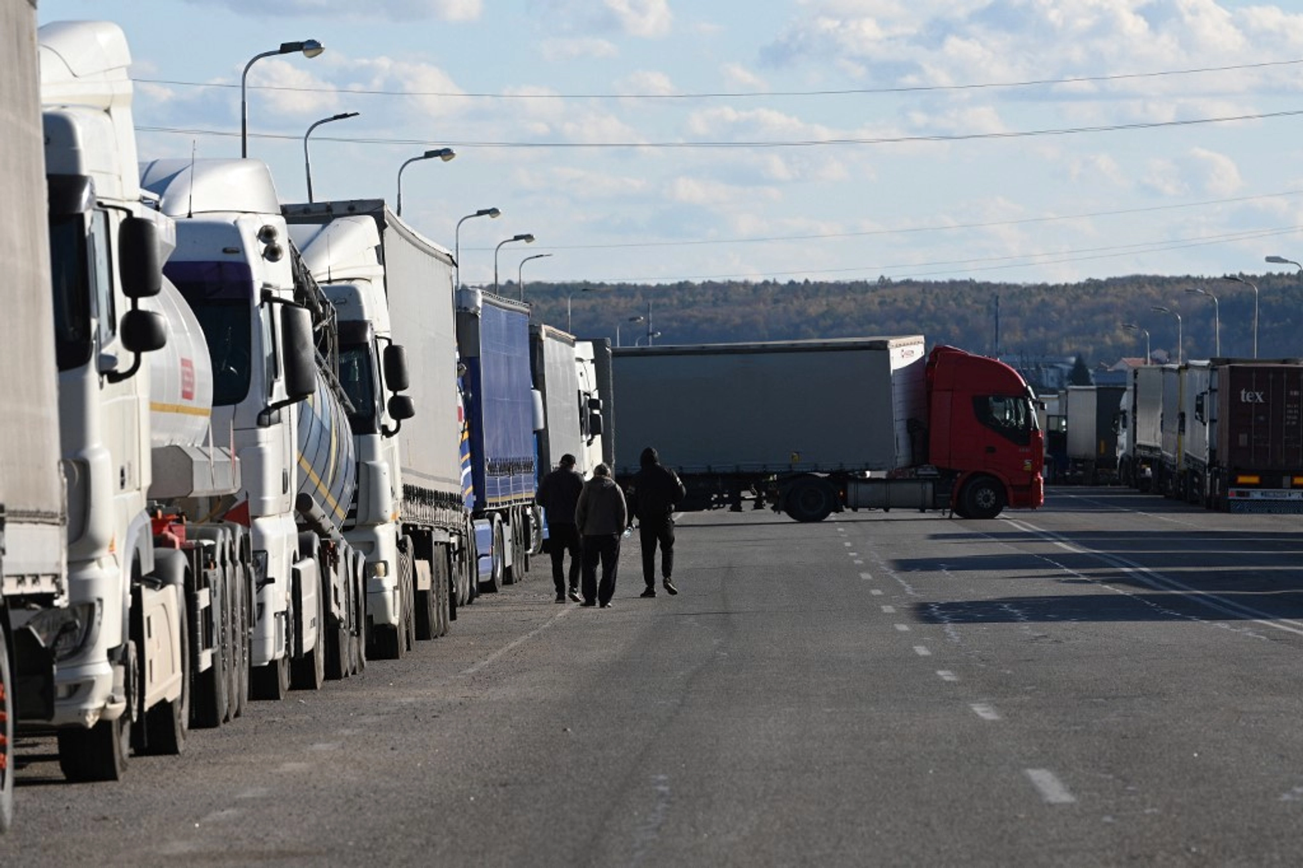 У Польщі перед пунктом пропуску помер водій української фури