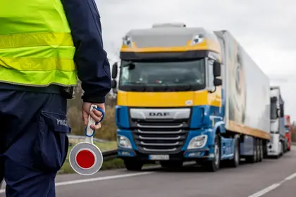 На кордоні з Польщею збільшуються черги з вантажівок