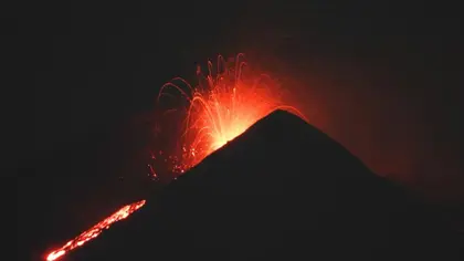 На Сицилії активізувався вулкан Етна: стовп лави та попелу досяг 4500 метрів
